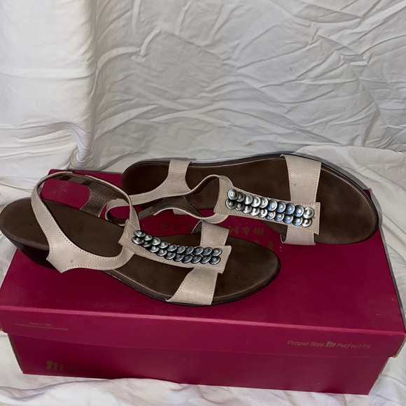 Munro American Tan Bree Sandals size 8